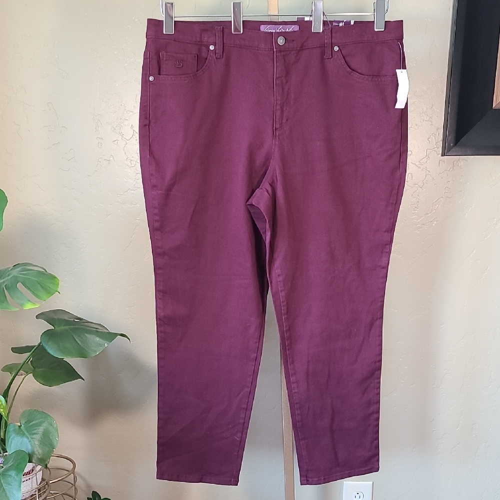 Gloria Vanderbilt Classic Rise, Tapered Leg. Color Is Cabernet. Jeans 20W. NWOT